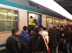 Passeggeri mentre salgono su un treno alla stazione di Mestre