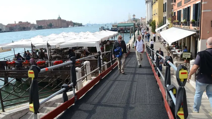 Interpress/Mazzega Venezia, 30.09.2017.- Rifatta pavimentazionen con mouquette nera, le rampe del Ponte De La Calcina alle Zattere