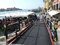 Interpress/Mazzega Venezia, 30.09.2017.- Rifatta pavimentazionen con mouquette nera, le rampe del Ponte De La Calcina alle Zattere