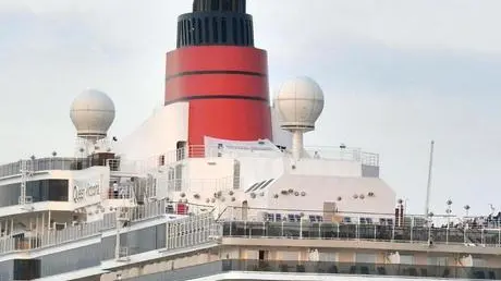 La supernave Queen Victoria della Cunard mentre transita davanti piazza San Marco, Venezia, 21 settembre 2013. Sono previsti nove transiti davanti a san Marco di navi da crociera di grossa stazza, sopra le 40mila tonnellate. ANSA/ANDREA MEROLA