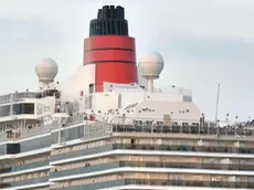 La supernave Queen Victoria della Cunard mentre transita davanti piazza San Marco, Venezia, 21 settembre 2013. Sono previsti nove transiti davanti a san Marco di navi da crociera di grossa stazza, sopra le 40mila tonnellate. ANSA/ANDREA MEROLA