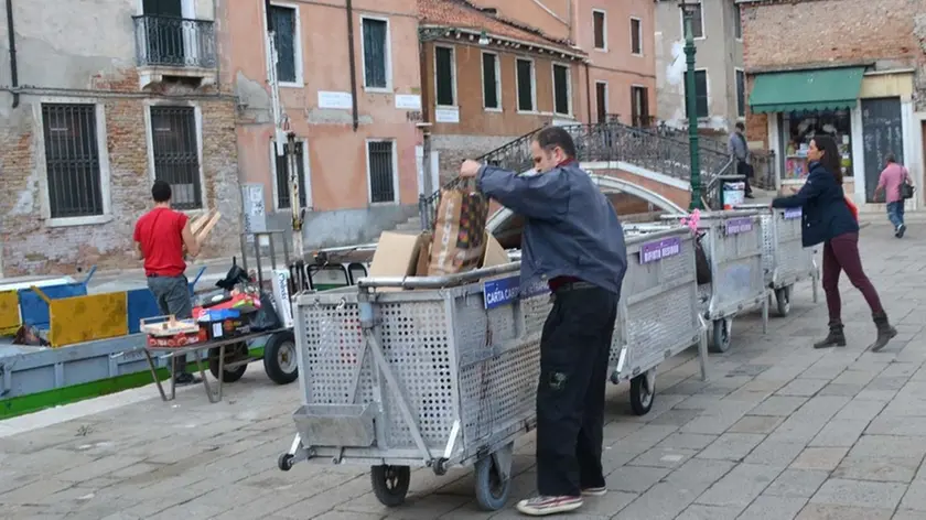 Interpress/Mazzega Venezia, 05.10.2016.- Veritas Campo San Barnaba, Dorsoduro, iniziata la raccolta rifiuti "porta a porta".- Nella foto dalle 6,30 all3e 8,30 l'utenza porta i rifiuti direttamente alla barca.-