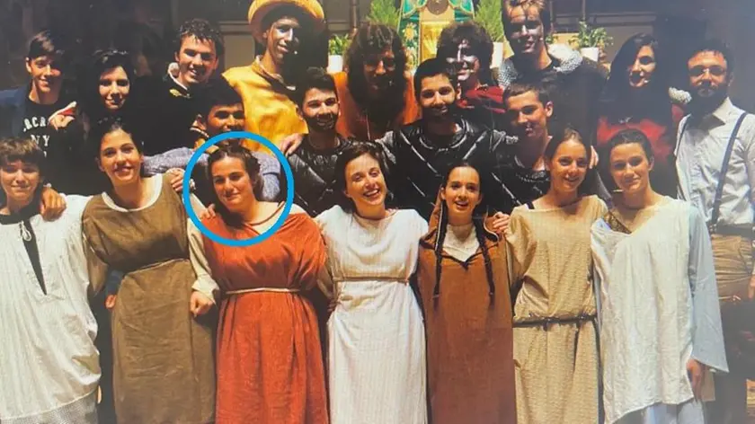 Anna Tuzzato (cerchio azzurro) durante i laboratori teatrali al liceo di Ponte di Brenta