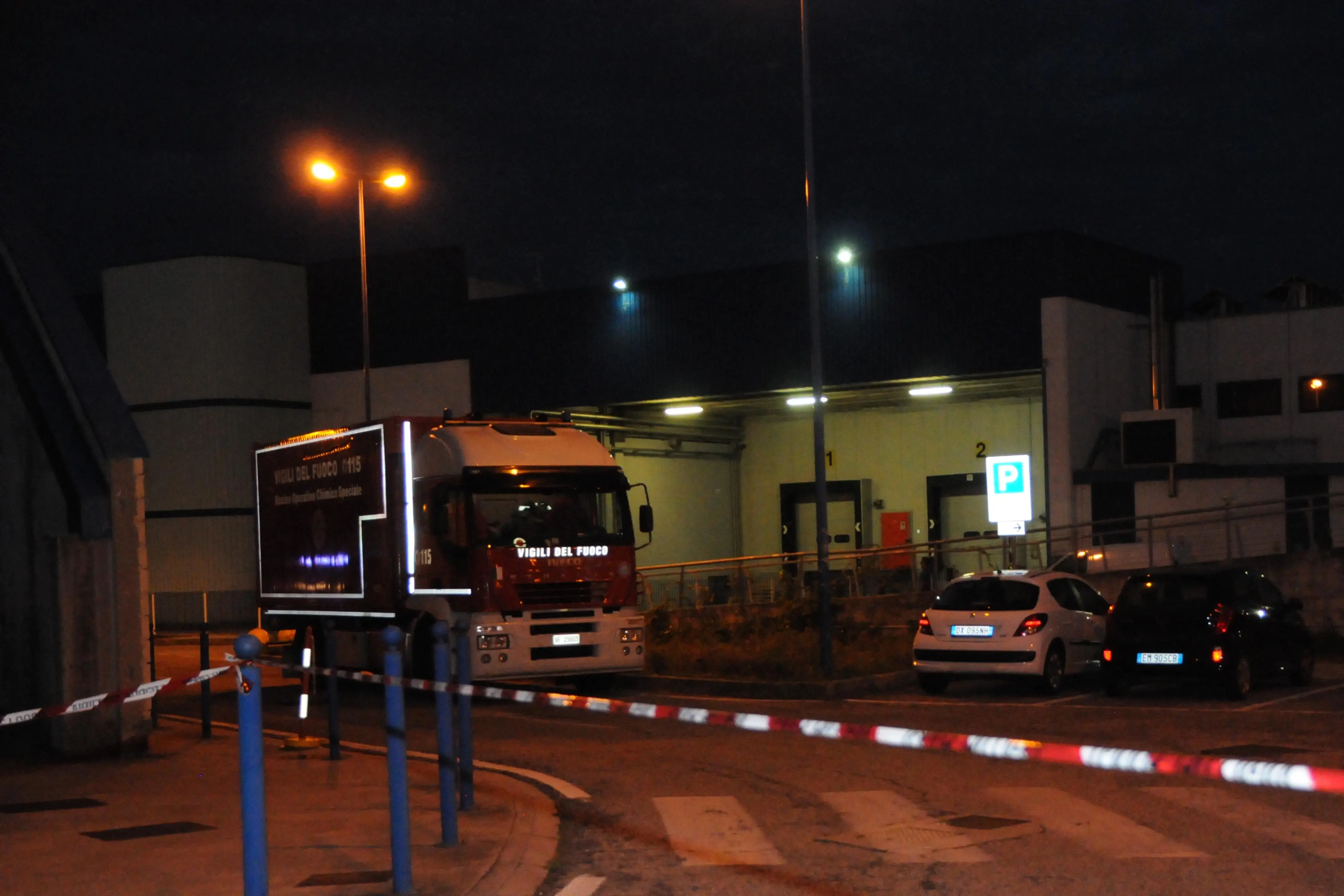 I vigili del fuoco davanti alla sede della Merìtarex