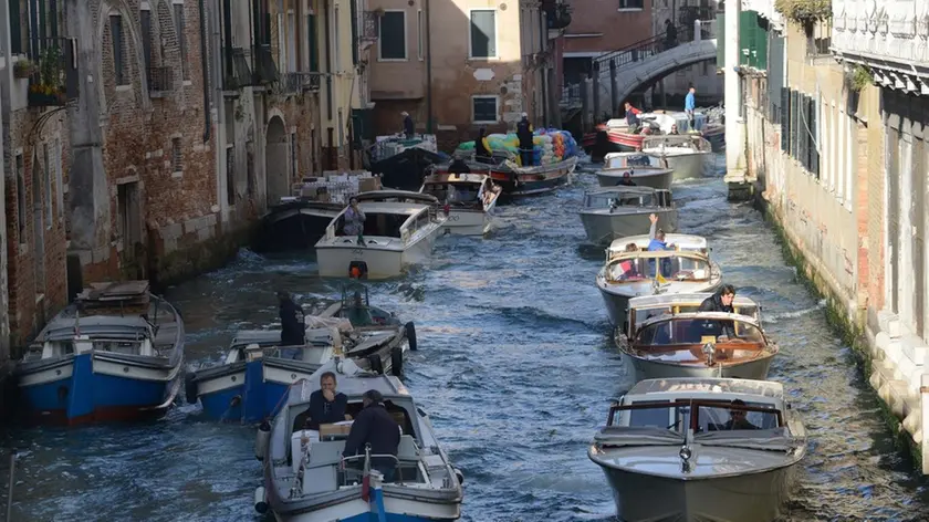 Interpress/M.Tagliapietra Venezia 25.10.2017.- Traffico in rio novo.