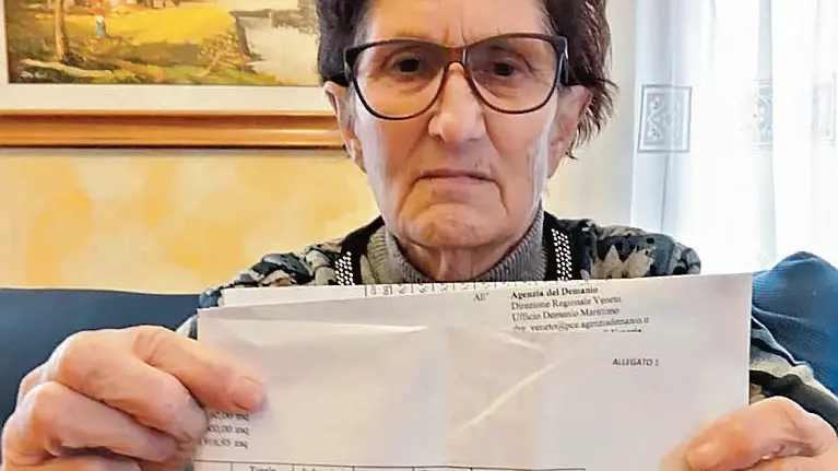 Adelina Finotto mostra una cartella da 106 mila euro