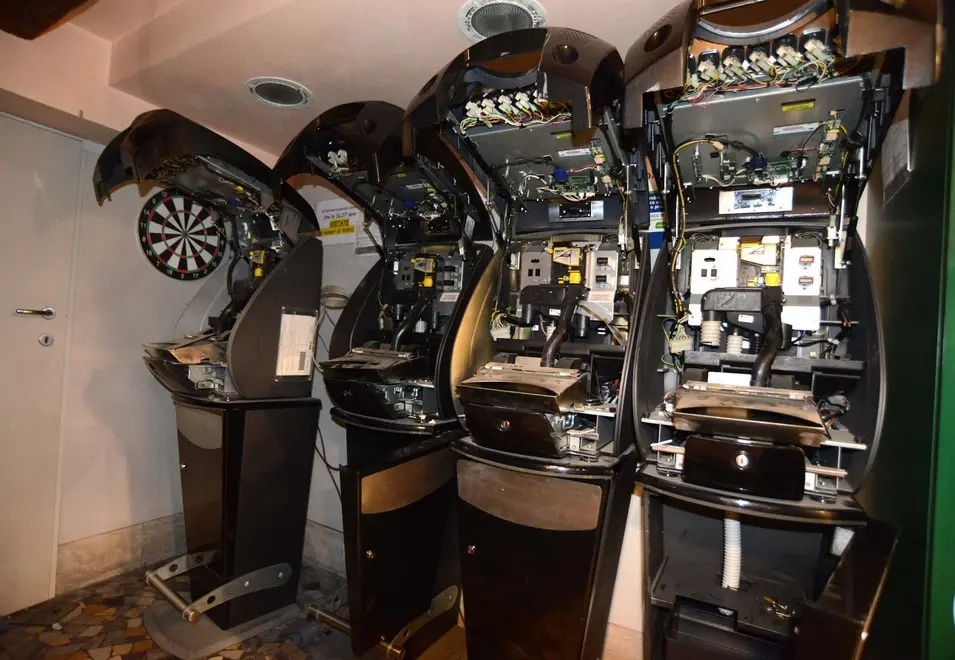 Interpress/M.Tagliapietra Venezia 19.03.2015.- Furto nella Ricevitoria San Bartolomeo, San Marco 5438. Bottino: 1200 euro di grattaevinci, 2400 euro slot machine, un computer portatile. Sopraluogo della Polizia di Stato con il titolare Paolo Tagliapietra ed il figlio Andrea.