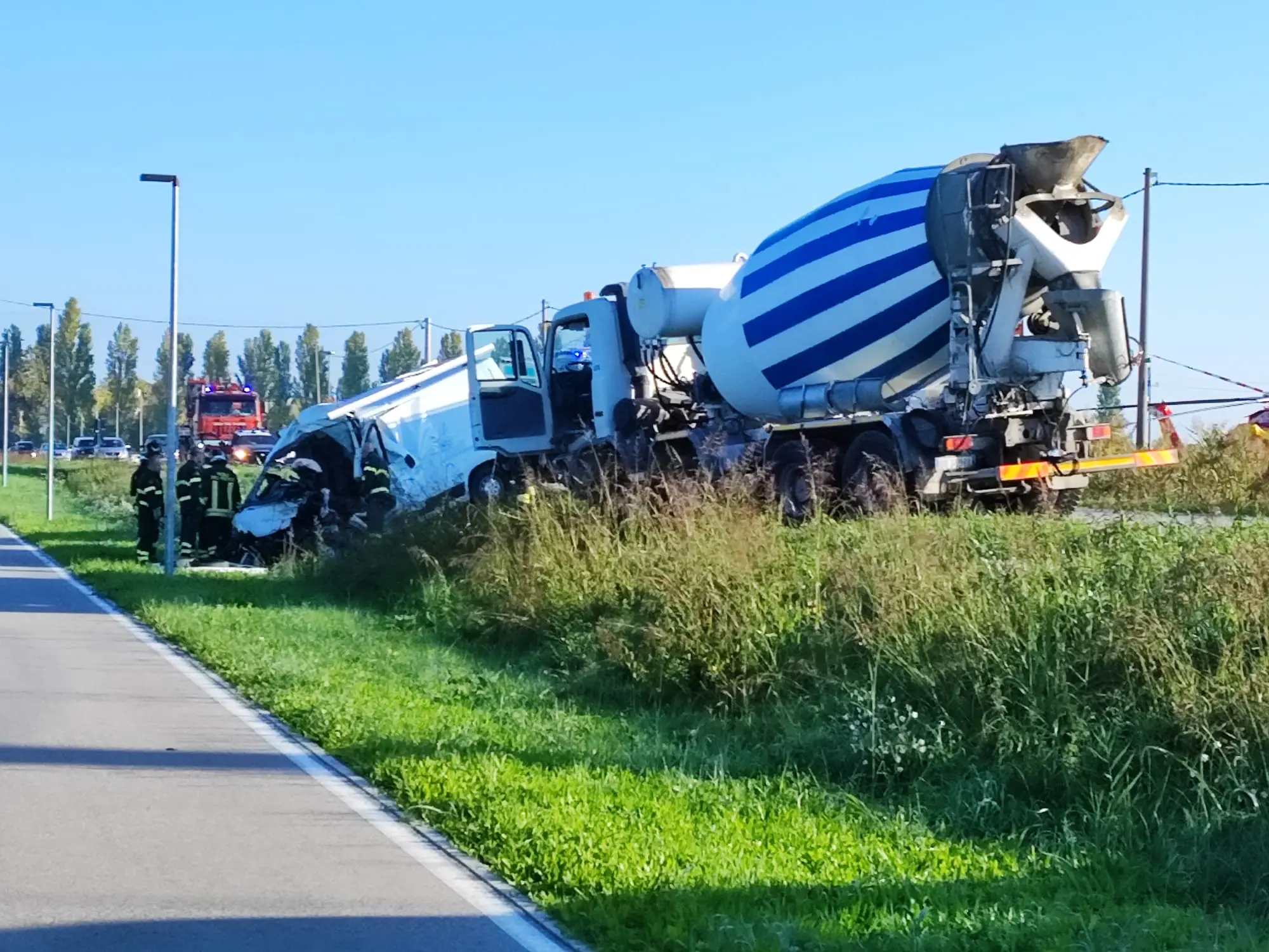 Le tragiche foto dell'incidente in località Staffolo dove una betoniera ha prima centrato un ragazzino di 12 anni in bici e poi si è schiantata contro un furgone, uccidendo le due persone che vi erano a bordo