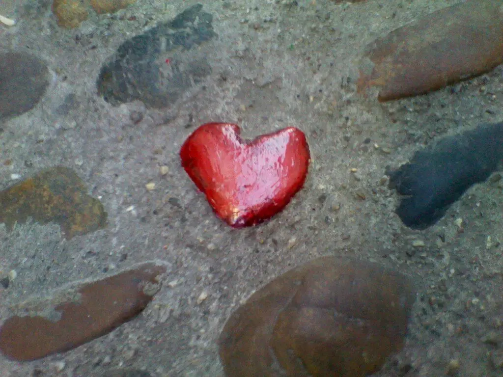 Il cuore rosso dipinto in piazza XX settembre a Noale