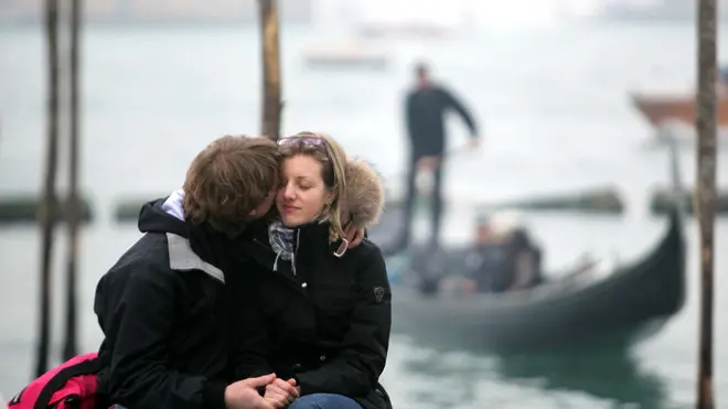 Pellicani Venezia 14.02.2011.- San Valentino. Innamorati in Piazza San Marco.- Interpress Pellicani Venezia 14.02.2011.- San Valentino. Le coppie di innamorati in coda per la foto sotto il Cuore. Piazza San Marco.- Interpress