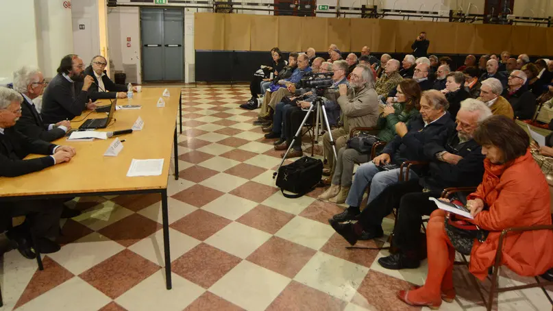 Interpress/M.Tagliapietra Venezia 26.10.2016.- Presentazione del Libro "IL MOSE SALVERA' VENEZIA?". San Leonardo. Nella foto gli autori: Vincenzo di Tella, Gaetano, Sebastiani, Paolo Vielmo, con Alberto Vitucci.