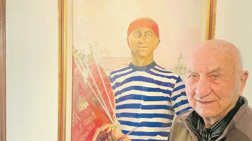 Palmiro Fongher davanti al suo ritratto ( foto Vitucci)