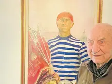 Palmiro Fongher davanti al suo ritratto ( foto Vitucci)