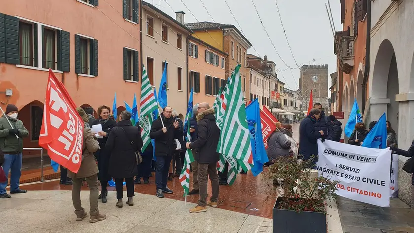 I manifestanti nei pressi del Municipio di Mestre (foto Agenzia Pòrcile)