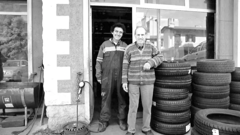 Claudio Pasqualato, a sinistra, insieme allo zio Dino, nella storia attività di gommista di via Carbonera a San Donà