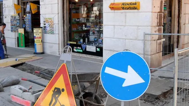 Venezia, 22.05.2006.- Ennesimi lavori ai piedi del Ponte degli Scalzi.- Difficoltà per entrare nel negozio Riolfo.- Interpress/Agostini