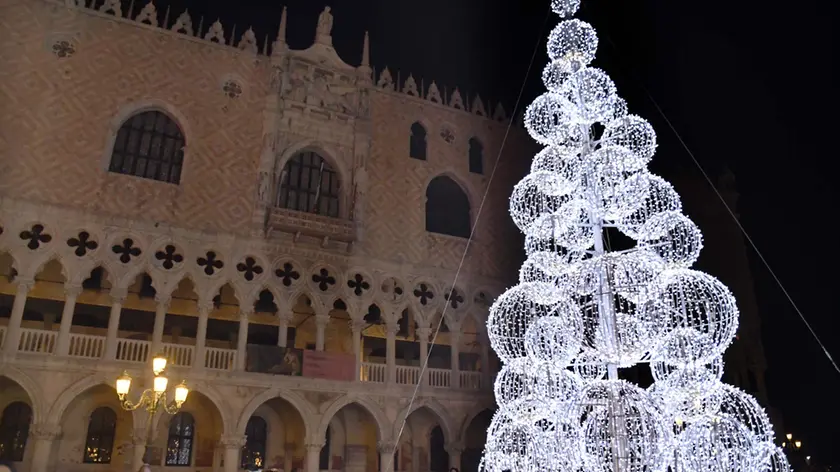 L'albero di globi luminosi alto 12 metri che illumina Piazza San Marco a Venezia