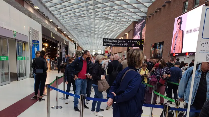 La coda domenica mattina ai controlli di sicurezza dell’aeroporto Marco Polo di Venezia