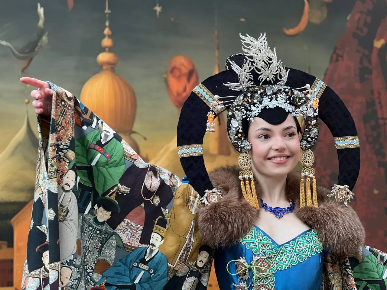Diciotto giorni di festa che hanno portato il divertimento in tutte le "città di Venezia". Una pantegana galleggiante, cortei acquei, carri allegorici, spettacoli diffusi, rievocazioni storiche, la grazia delle 12 Marie e la magia del fuoco che incontra l’acqua all’Arsenale. Tutto questo è stato il Carnevale di Venezia 2024 “Ad Oriente. Il mirabolante viaggio di Marco Polo”, che oggi si è chiuso con il saluto da Piazza San Marco della Maria vincitrice del Carnevale 2024, Silvia Zecchin, la sfilata dei carri a Zelarino, l’ultimo spettacolo di “Terra Incognita”, nelle acque dell’Arsenale di Venezia, capace di immagare con il suo racconto ancestrale e le feste mascherate nei palazzi.