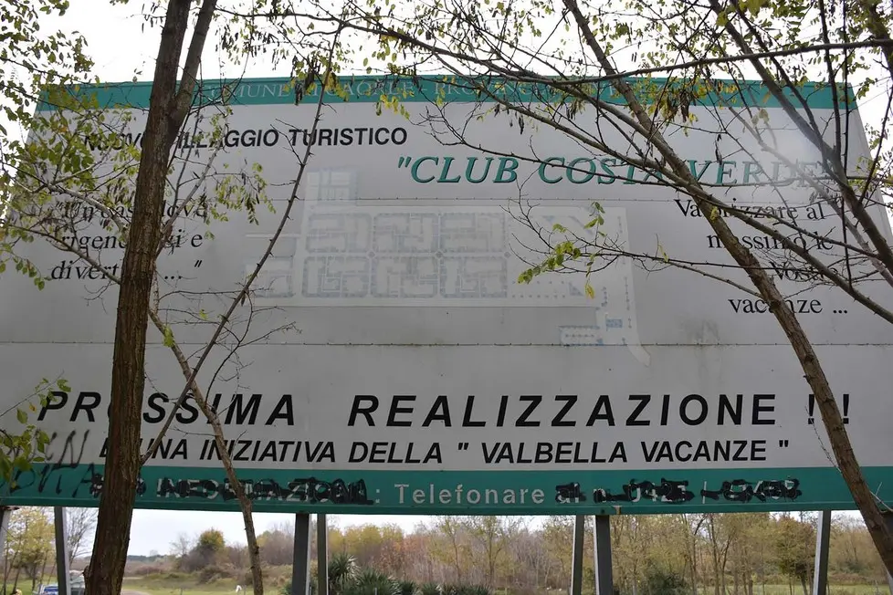 COLUCCI - DINO TOMMASELLA - CAORLE - INCHIESTA "TERME DI CAORLE" - IL CARTELLO DOVE DOVEVA SORGERE IL VILLAGGIO TURISTICO E DELL'ATTUALE PROGETTO DELLE TERME