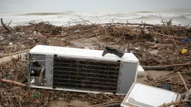 Un frigorifero e detriti sulla spiaggia di Cortellazzo di Jesolo. La pulizia sarà molto costosa