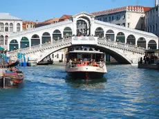 Un vaporetto sotto il ponte di Rialto a Venezia