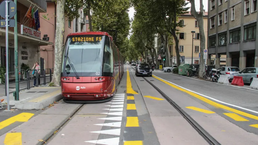 Nuova segnaletica stradale alla fine di via Cappuccina all'imbocco del sottopasso del tram, Mestre