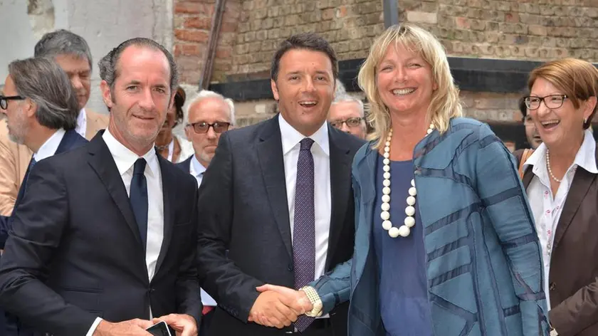 (S.-D) Il governatore del Veneto Luca Zaia, il premier Matteo Renzi e la presidente della Provincia Francesca Zaccariotto al termine della conferenza Digital Venice in streaming, all'Arsenale di Venezia, 08 luglio 2014. ANSA/ANDREA MEROLA