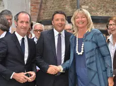 (S.-D) Il governatore del Veneto Luca Zaia, il premier Matteo Renzi e la presidente della Provincia Francesca Zaccariotto al termine della conferenza Digital Venice in streaming, all'Arsenale di Venezia, 08 luglio 2014. ANSA/ANDREA MEROLA