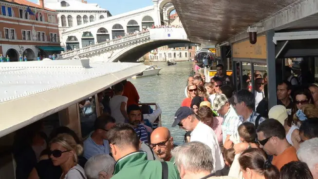 Pellicani Venezia 26.07.2011.- Imbarco differenziato per possessori dell'imob e non. Pontile actv linea 2 Rilato direzione Piazzale Roma.- Interpress Pellicani Venezia 26.07.2011.- Imbarco differenziato per possessori dell_imob e non. Pontile actv linea 2 Rilato direzione Piazzale Roma. - Interpress