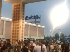 LAMANTEA - DINO TOMMASELLA - PORTOGRUARO - CENTRO COMMERCIALE ADRIATICO - LA GENTE FUORI DAL CENTRO E L'AMBULANZA