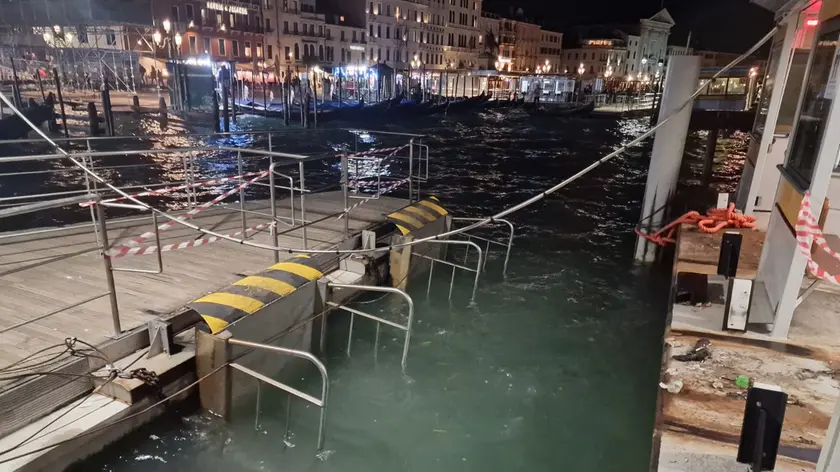I pontili crollati all'imbarcadero E di San Zaccaria a Venezia