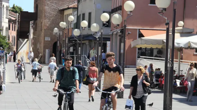 Divieti di accesso biciclette non rispettati nel centro di Mestre - nella foto piazza Ferretto