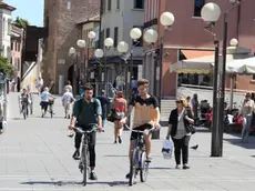 Divieti di accesso biciclette non rispettati nel centro di Mestre - nella foto piazza Ferretto