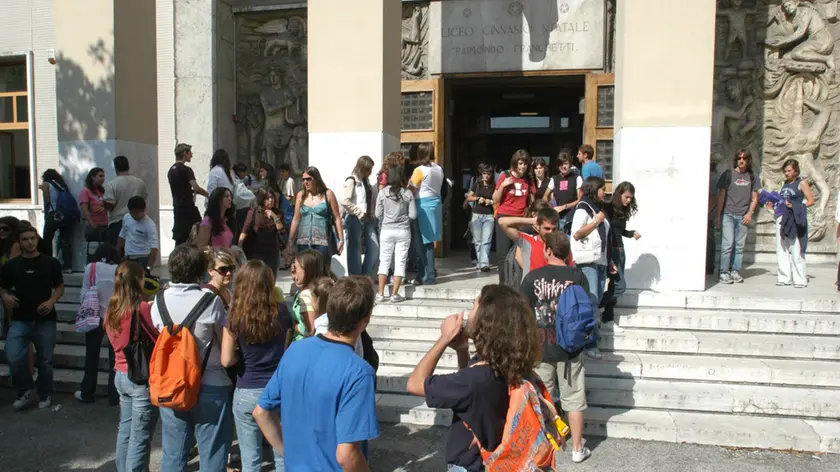 MESTRE 12/09/2005 C.so del Popolo Liceo Franchetti primo giorno di scuola (C) Bertolin Matteo richiesto da MORSEGO