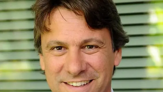 Il giornalista Nicola Porro, posa per i giornalisti in occasione della presentazione del programma da lui condotto " Virus, il contagio delle idee",che andrà in onda dal 3 luglio alle 21,10 ogni mercoledì su Raidue, Roma 1 luglio 2013. ANSA / MAURIZIO BRAMBATTI