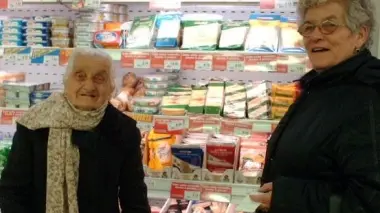 Angela Giacomini al supermarket con la nipote Aurelia Bortolussi