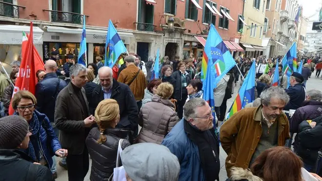 Interpress/M.Tagliapietra Venezia 12.04.2013.- Presidio dei lavoratori della Sanità Privata. Palazza Ferro Fini, Regione.