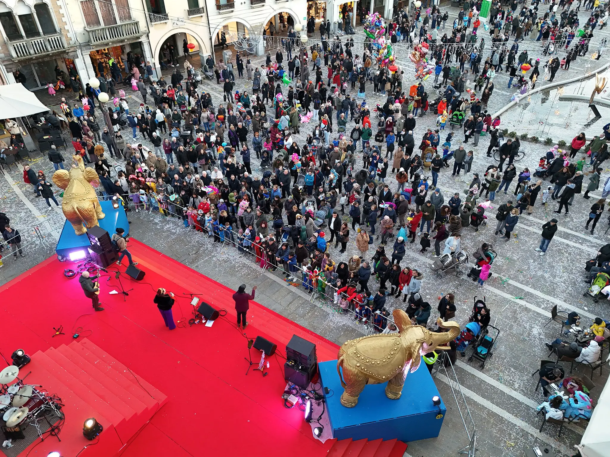 Diciotto giorni di festa che hanno portato il divertimento in tutte le "città di Venezia". Una pantegana galleggiante, cortei acquei, carri allegorici, spettacoli diffusi, rievocazioni storiche, la grazia delle 12 Marie e la magia del fuoco che incontra l’acqua all’Arsenale. Tutto questo è stato il Carnevale di Venezia 2024 “Ad Oriente. Il mirabolante viaggio di Marco Polo”, che oggi si è chiuso con il saluto da Piazza San Marco della Maria vincitrice del Carnevale 2024, Silvia Zecchin, la sfilata dei carri a Zelarino, l’ultimo spettacolo di “Terra Incognita”, nelle acque dell’Arsenale di Venezia, capace di immagare con il suo racconto ancestrale e le feste mascherate nei palazzi.