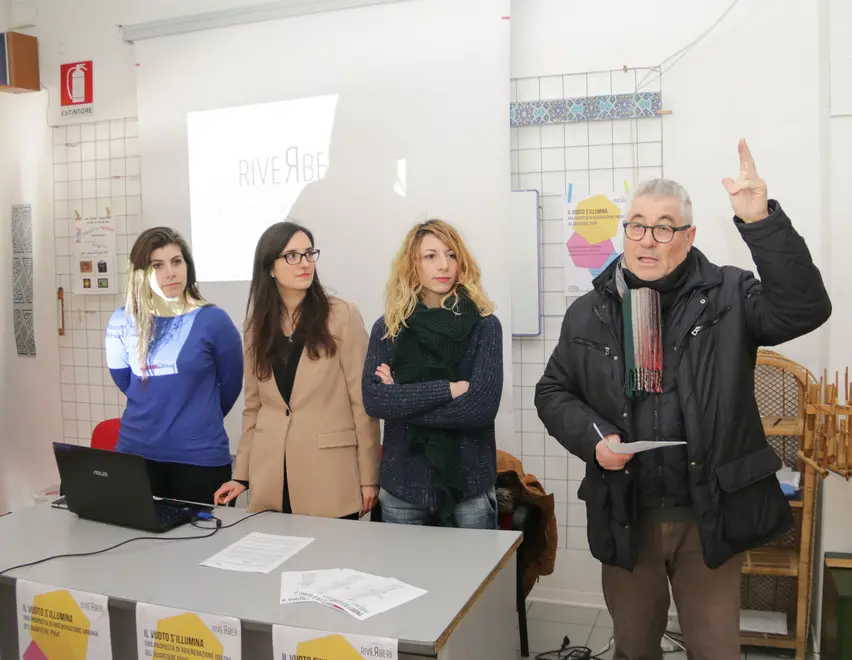 Foto Agenzia Candussi/ Chiarin/ Mestre, via Piave/ Presentazione del progetto Riverberi organizzato dal Gruppo di lavoro di via Piave e da ETICity - nella foto Silvia, Giovanna e Federica di ETICity con Fabrizio del Gruppo di lavoro di via Piave