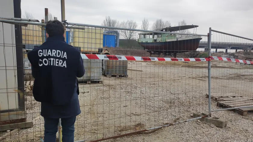 I rifiuti abbandonati e l'area sequestrata