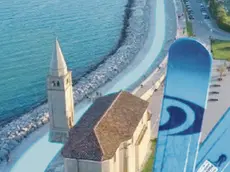 Nella simulazione la pista sintetica prevista lungo la scogliera di Caorle