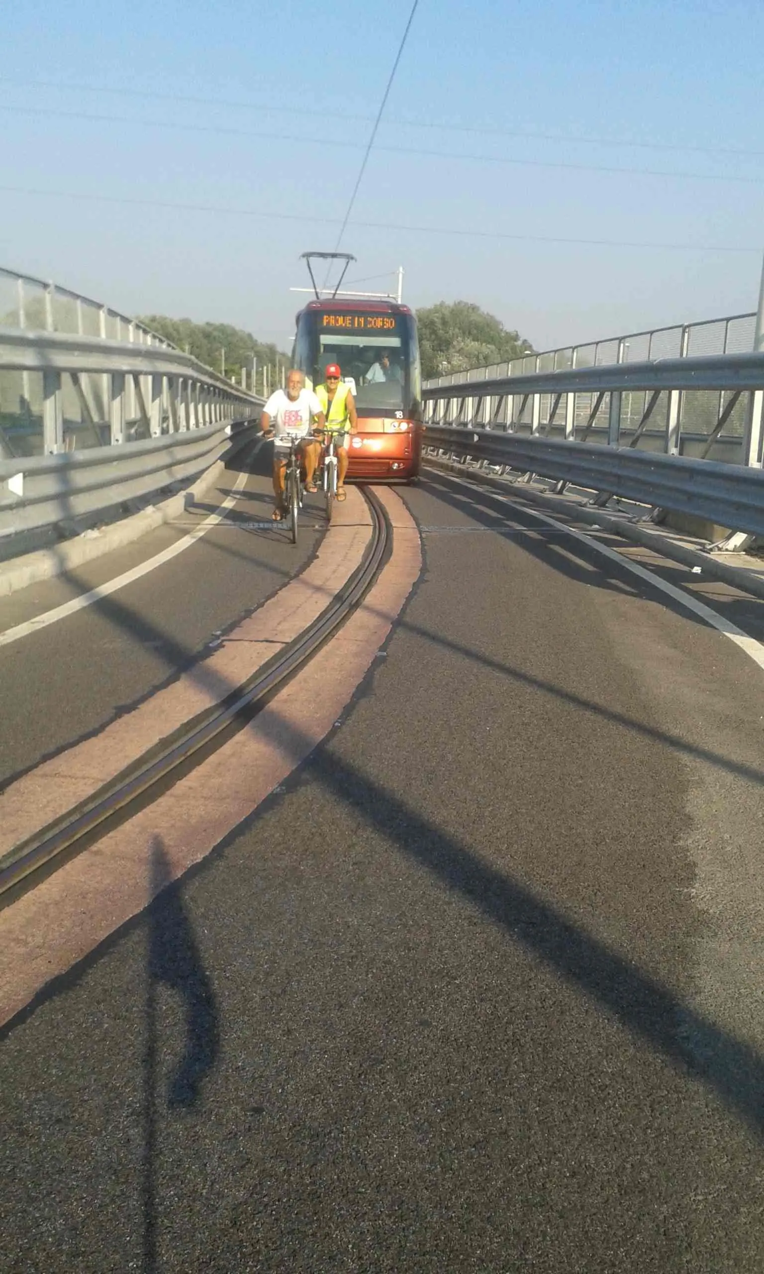 Il tram dietro la bici sul cavalcavia di San Giuliano