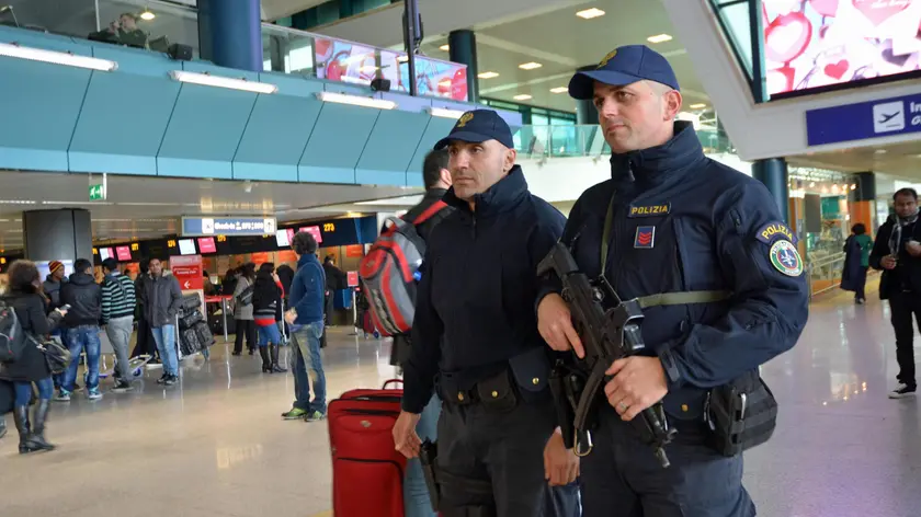 Polizia di frontiera in aeroporto