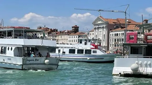 Lancioni in manovra tra riva Sette Martiri e riva degli Schiavoni