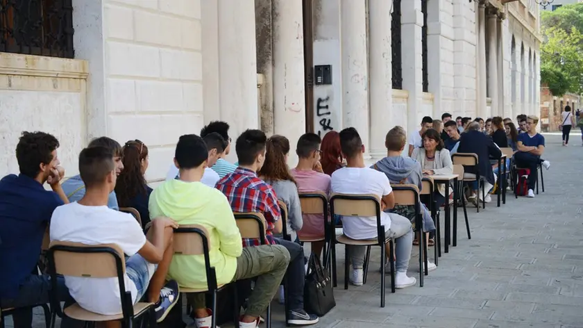 Interpress/M.Tagliapietra Venezia 15.09.2014.- Lezione in fondamenta. Istituto Sarpi. La preside Marina Perini.