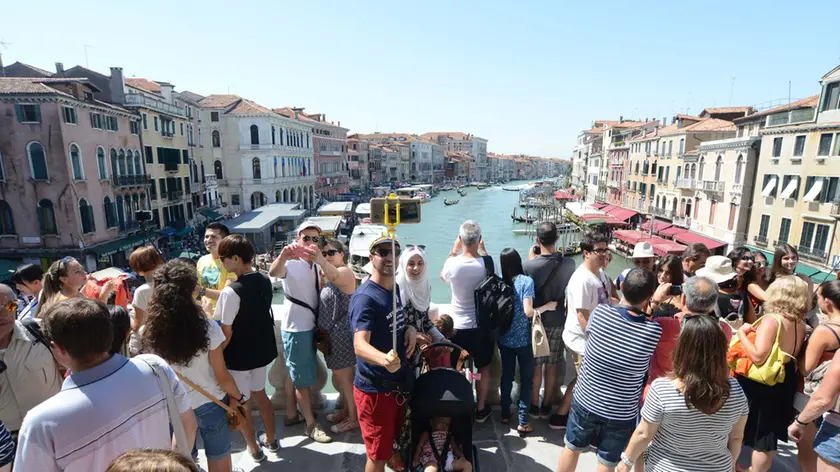 Interpress/M.Tagliapietra Venezia 09.08.2016.- Apertura della scalinata del Ponte di Rialto, lato del Comune.