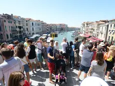 Interpress/M.Tagliapietra Venezia 09.08.2016.- Apertura della scalinata del Ponte di Rialto, lato del Comune.