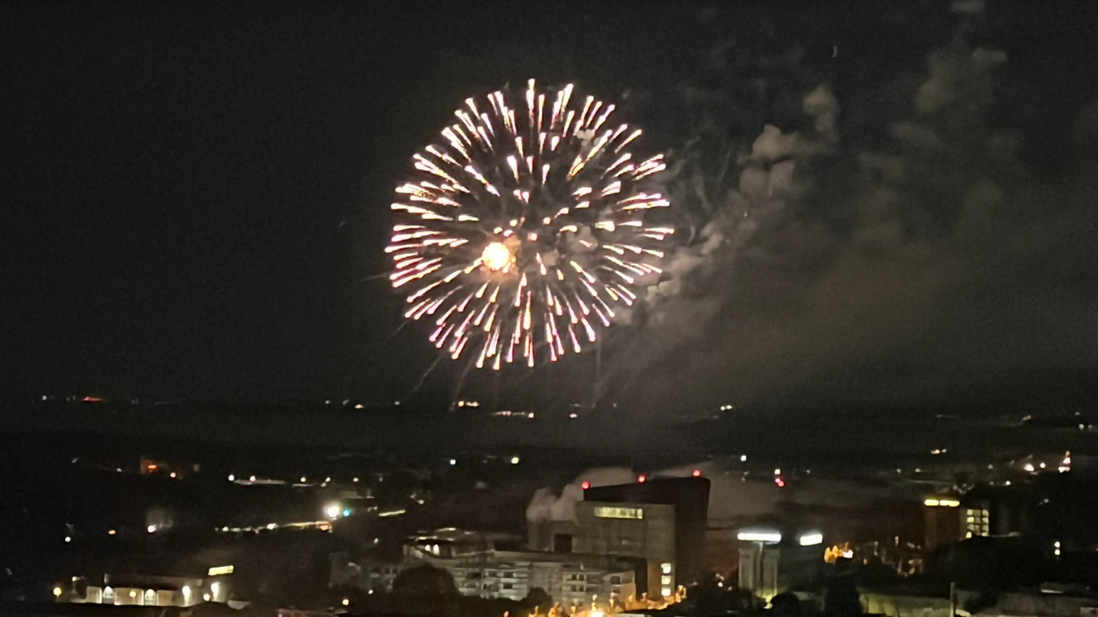 Venerdì sera alle 22 dalla zona di "Mes3Land", il lunapark di via Torino, sono partiti i fuochi d'artificio per festeggiare il patrono di Mestre, San Michele. Ecco lo spettacolo immortalato dal nostro fotografo, Lorenzo Porcile