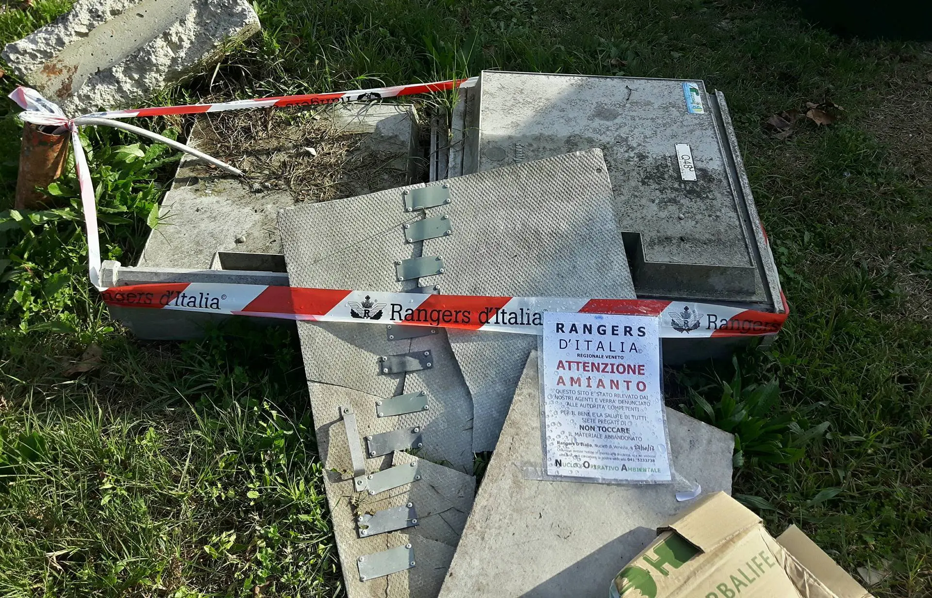 Anche amianto abbandonato in via della Ferrovia a Spinea